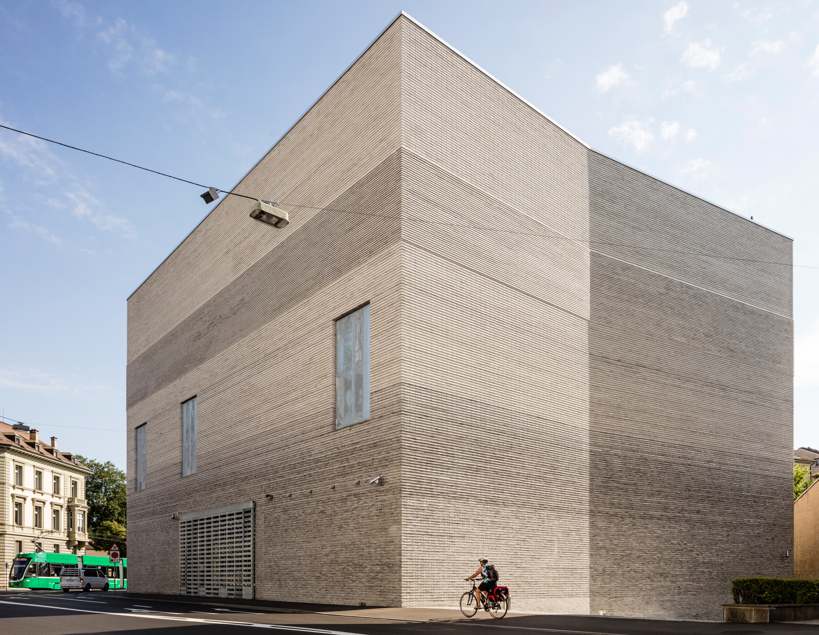 The narrow D91 and D11 bricks, which Petersen produced specially for the cladding, subdivide the building into horizontal bands.