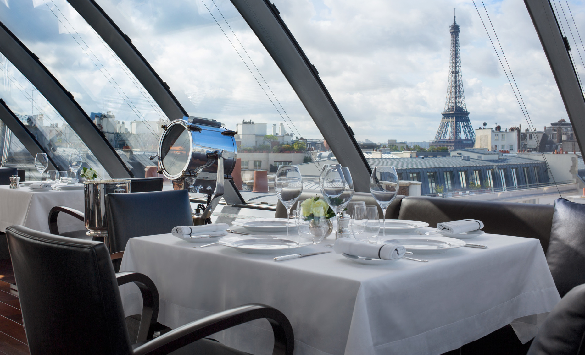 Das Grand Hotel bietet einen Panoramablick auf die nahegelegenden Sehenswürdigkeiten der französischen Hauptstadt.