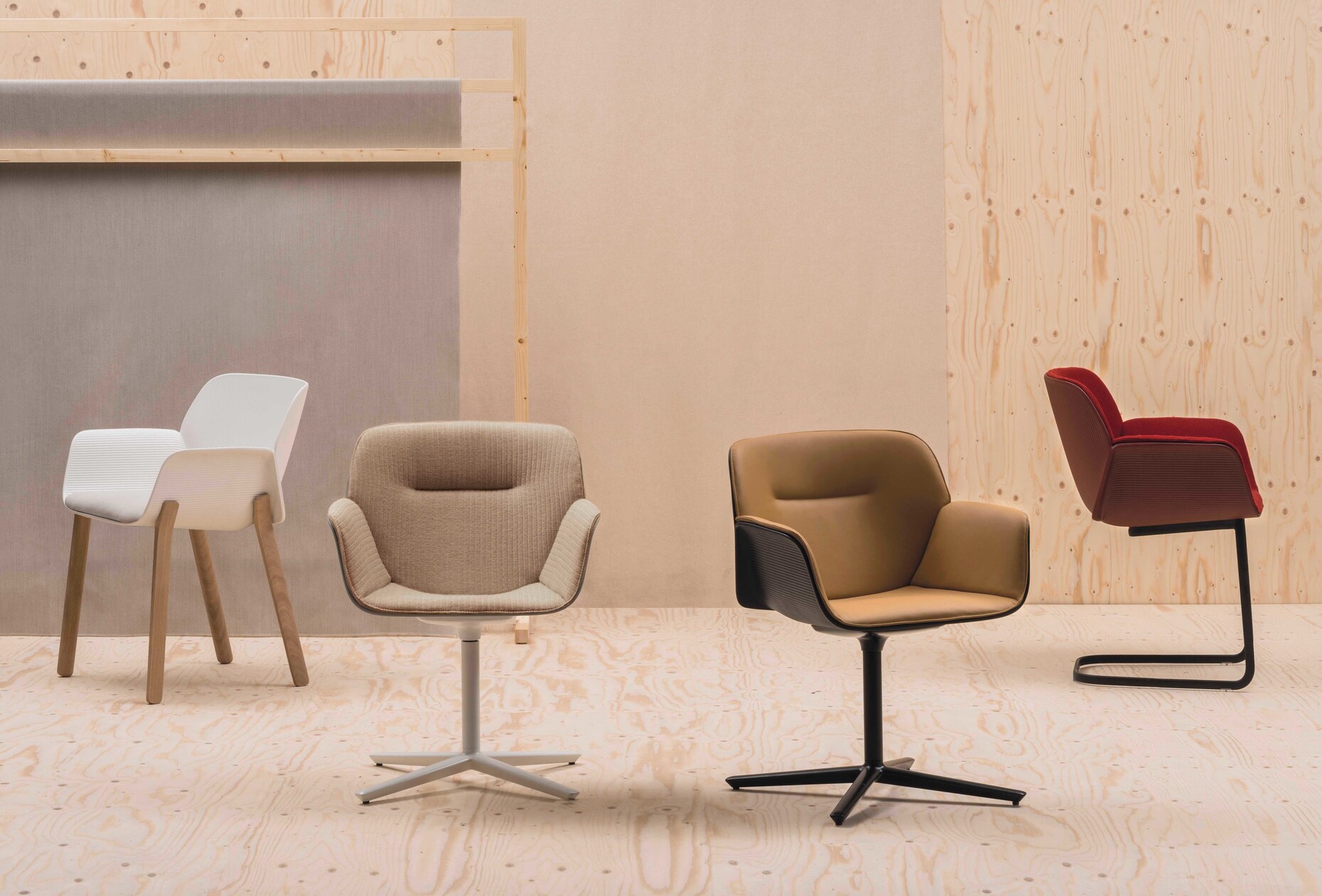 Patricia Urquiola shaped the seat of the chair "Nuez" for Andreu World made of plastic, following the example of a folded sheet of paper.