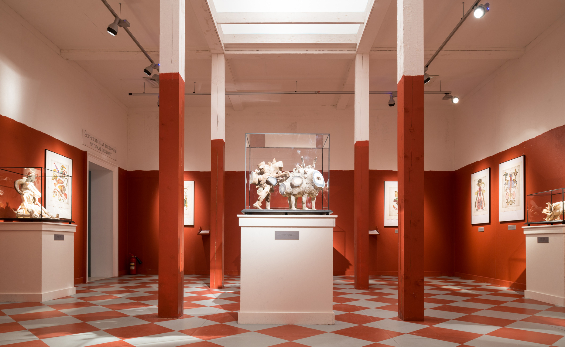 Für die surrealen, albtraumhaften Arbeiten des legendären tschechischen Filmemachers Jan Svankmajer entwarf Kiril Ass im Garage Museum ein „Irrenhaus“ – ein temporäres Zuhause für das verstörende, bisweilen aggressive Abtauchen ins Dunkel der menschlichen Seele.