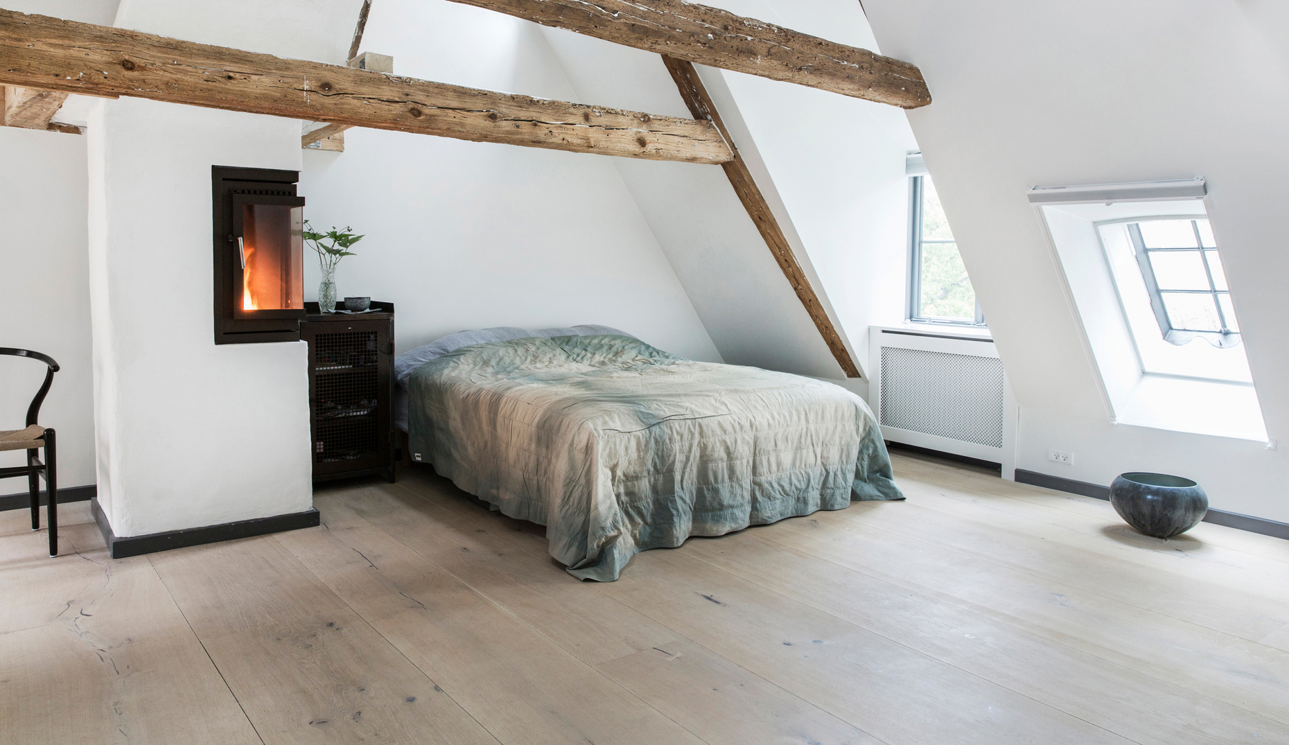 The unusual length of the boards creates clear lines on the floor, making the spacious rooms seem even more generously dimensioned.