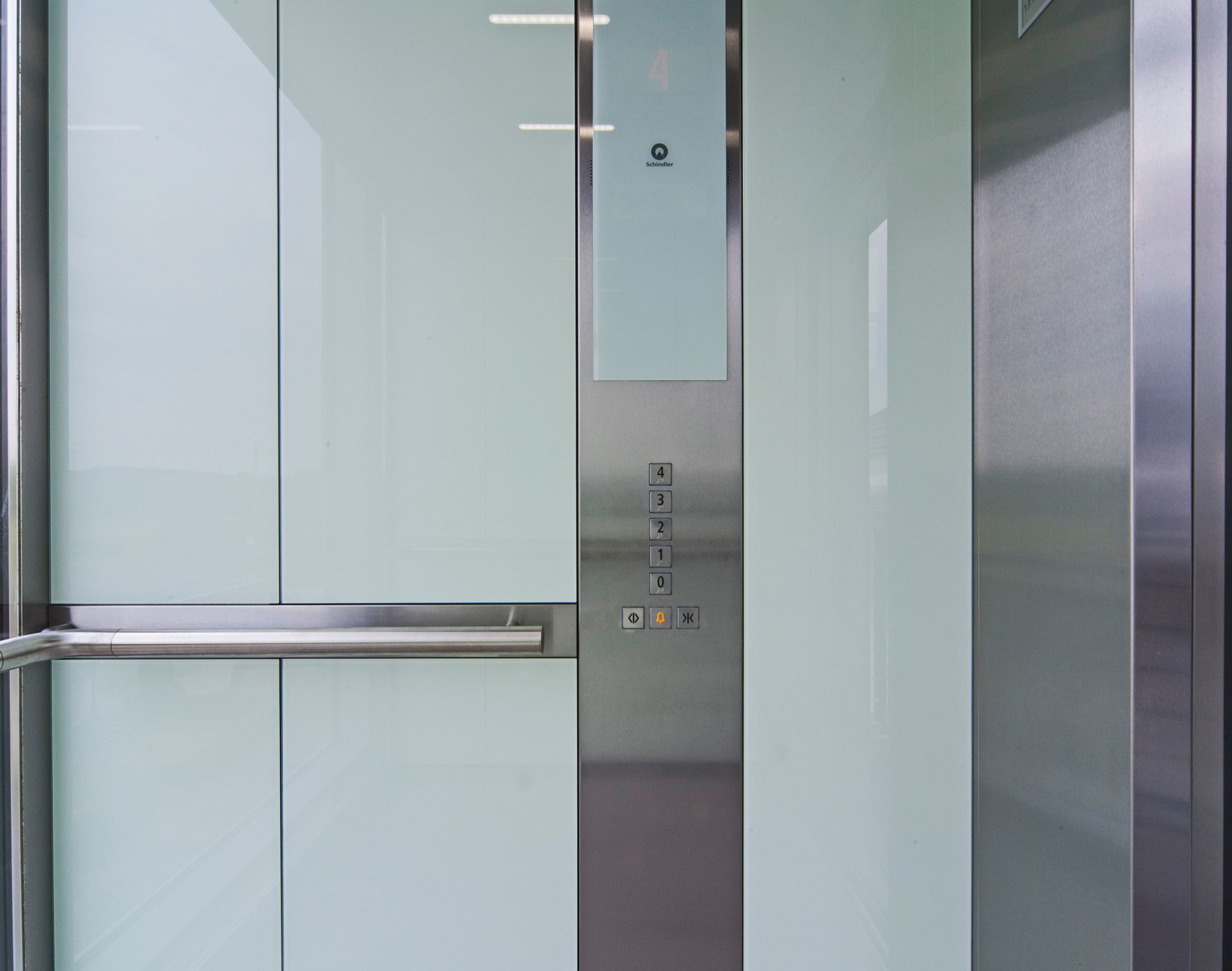 The Schindler 5500 offers numerous design options. For the Grotekamp estate glass with a white background was chosen, which makes the elevator cars appear light and sophisticated.