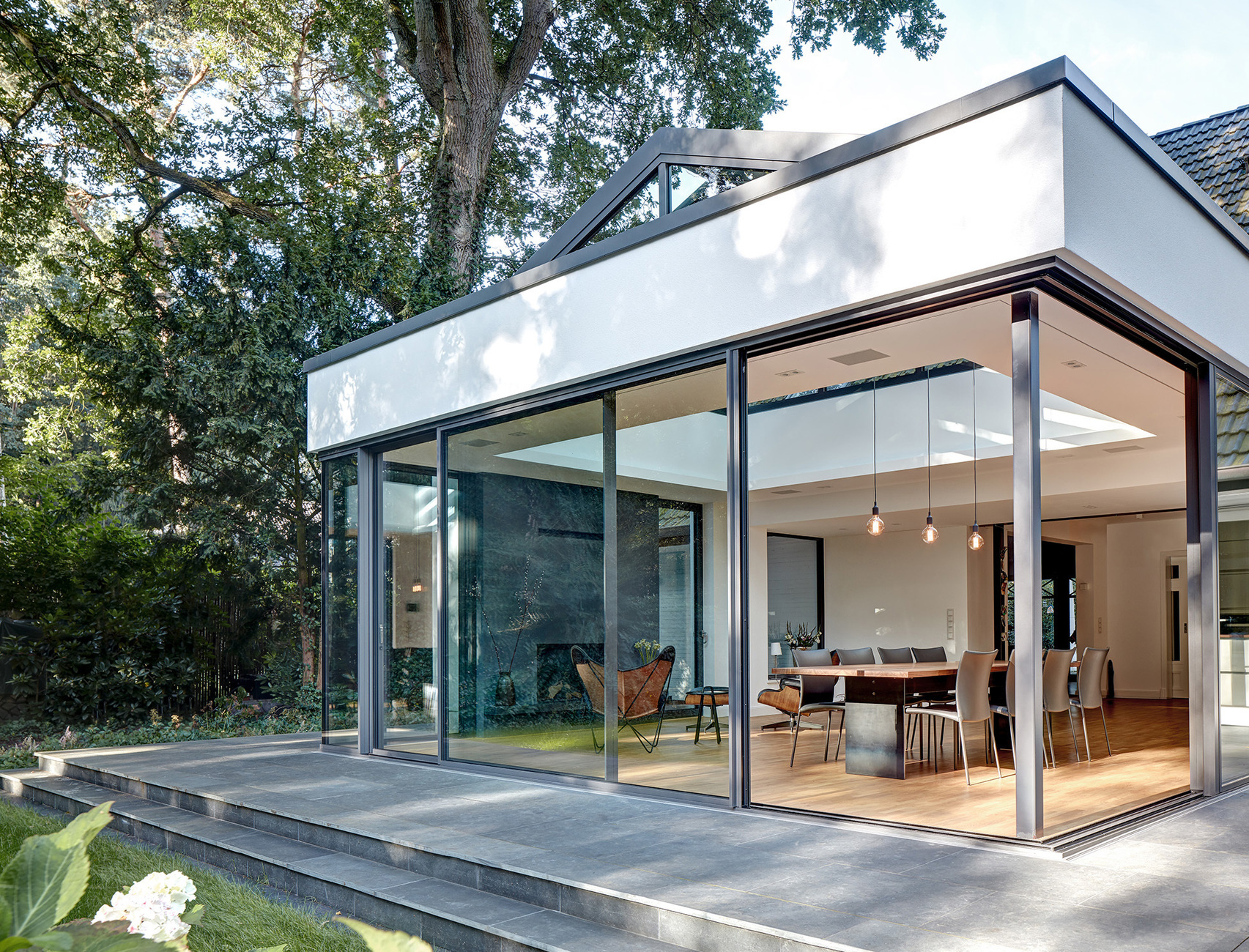 There are also virtually no limits between inside and outside: the profiles of the windows are only 34 millimeters wide.