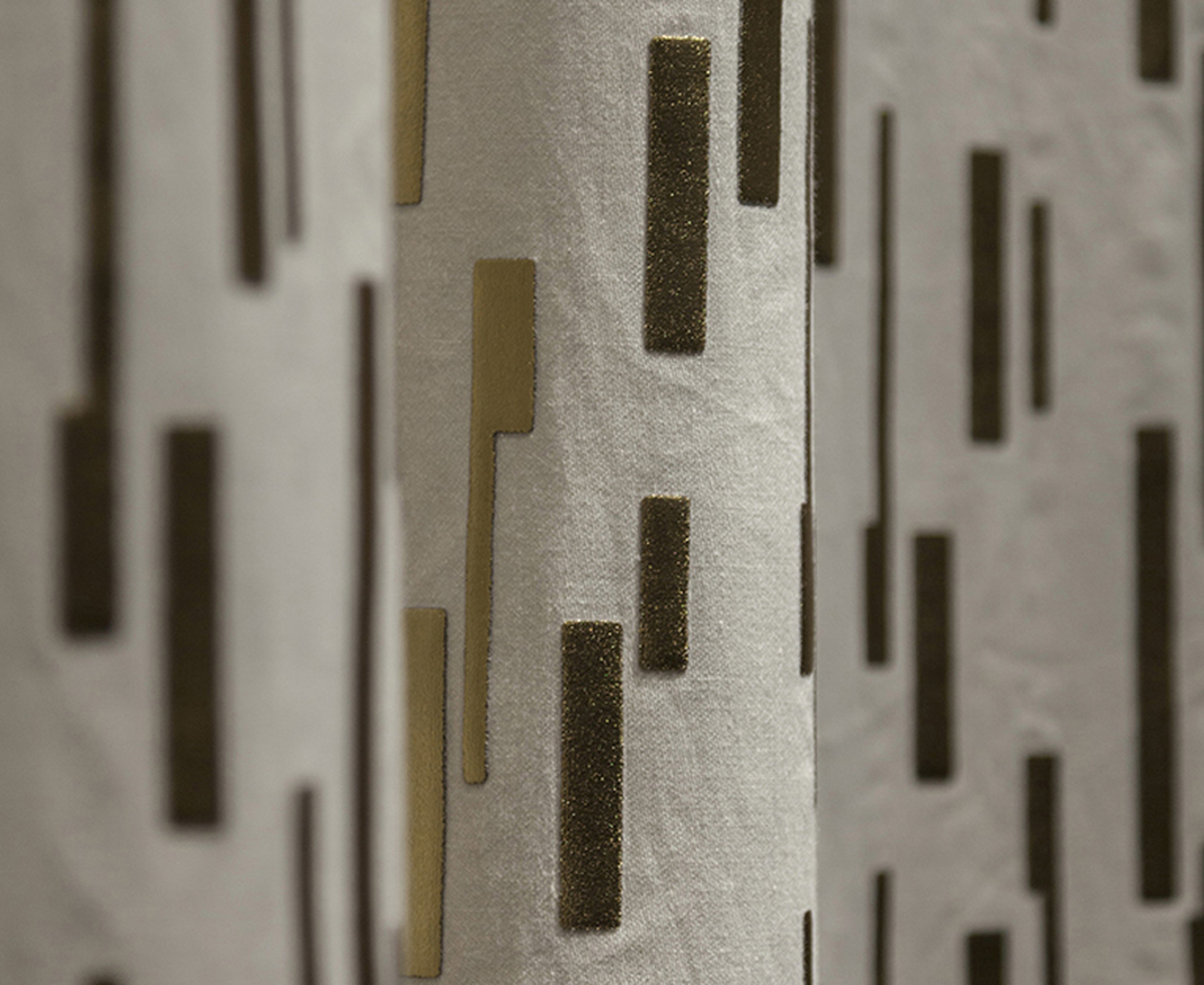 Das gewisse Extra: Schaumapplikationen in Edelmetallfarben beim Stoff „Metropolitan“ von Nya Nordiska.