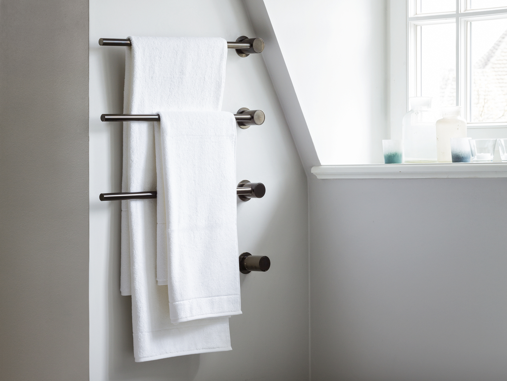 The color chrome black brushed stands in an exciting contrast to the surface of the fine stoneware.