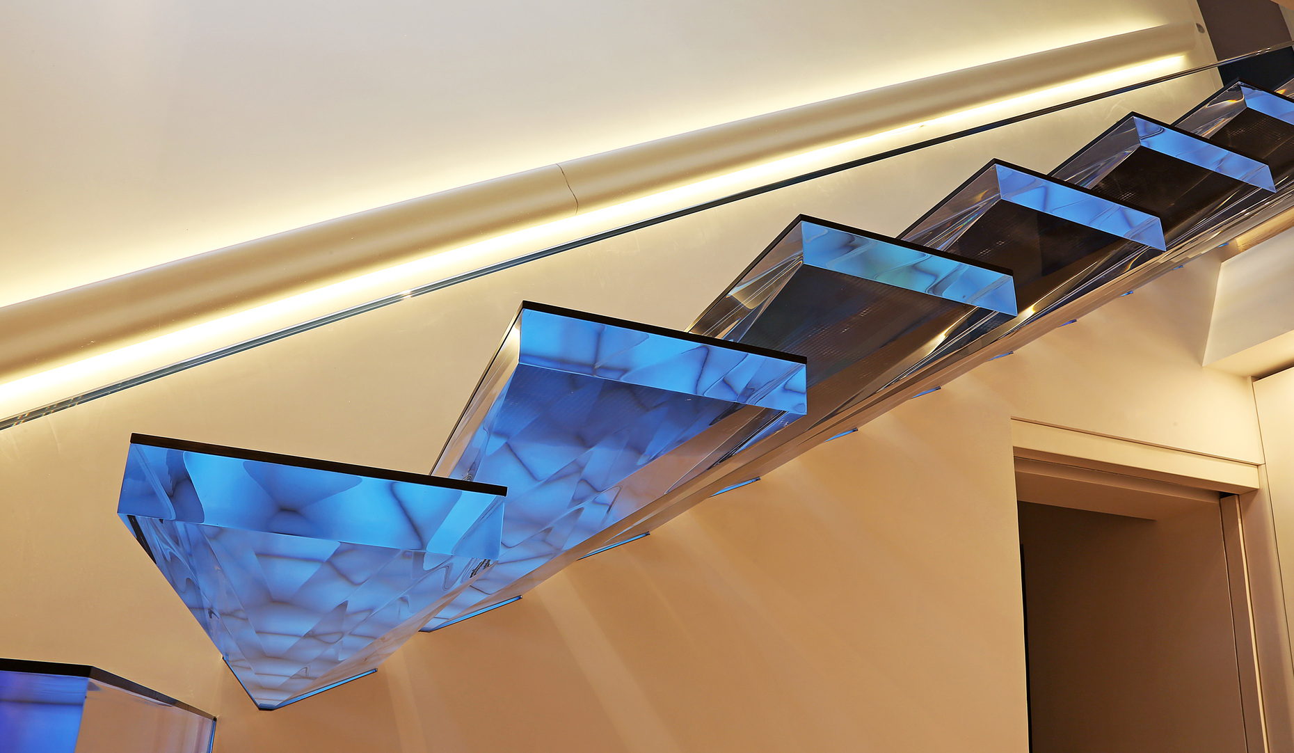 To ensure the sensitive surface remains scratchproof, each section is covered with 3mm-thick glass, set in a bronze strip by way of a frame.