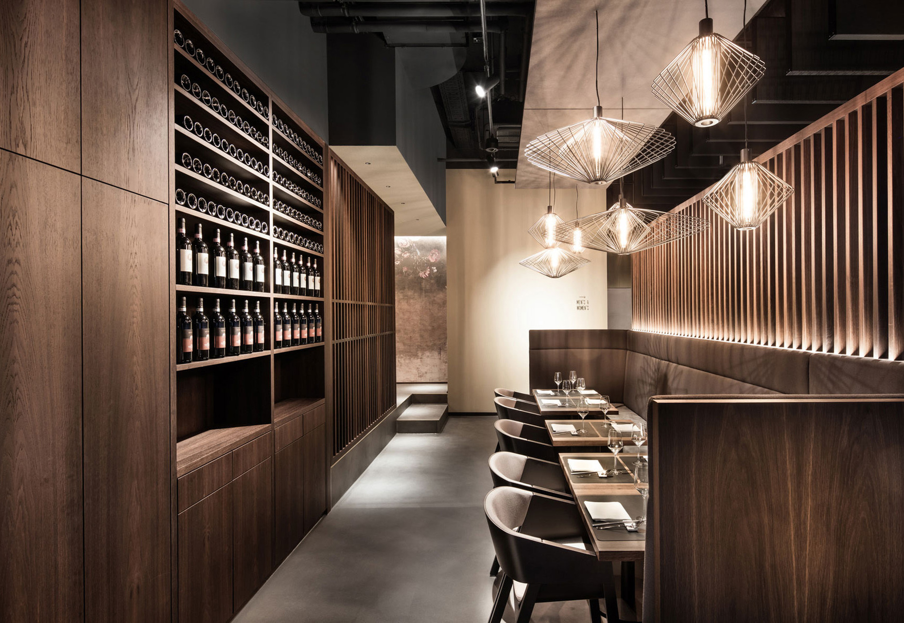 The soundproofed seating areas near the wine cellar offer a further possibility to retreat.