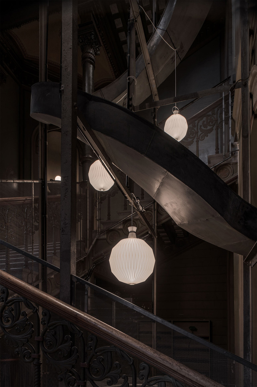 Leuchten von Le Klint im Treppenhaus des Alten Staatsarchivs in Stockholm