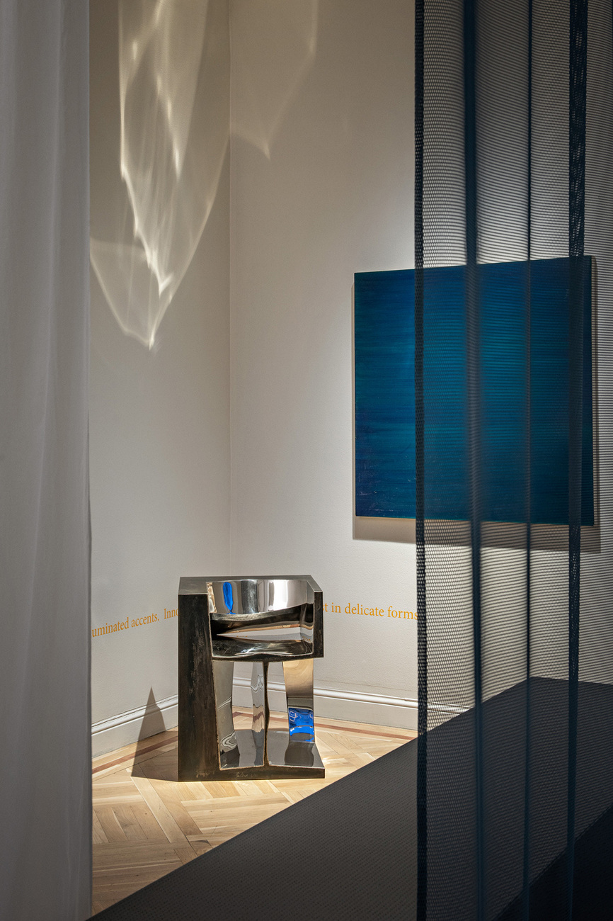 Kunst und Design aus den Auktionen des Stockholmer Auktionshauses Bukowskis bildeten das Zentrum der Rauminstallationen von "Adjectives".