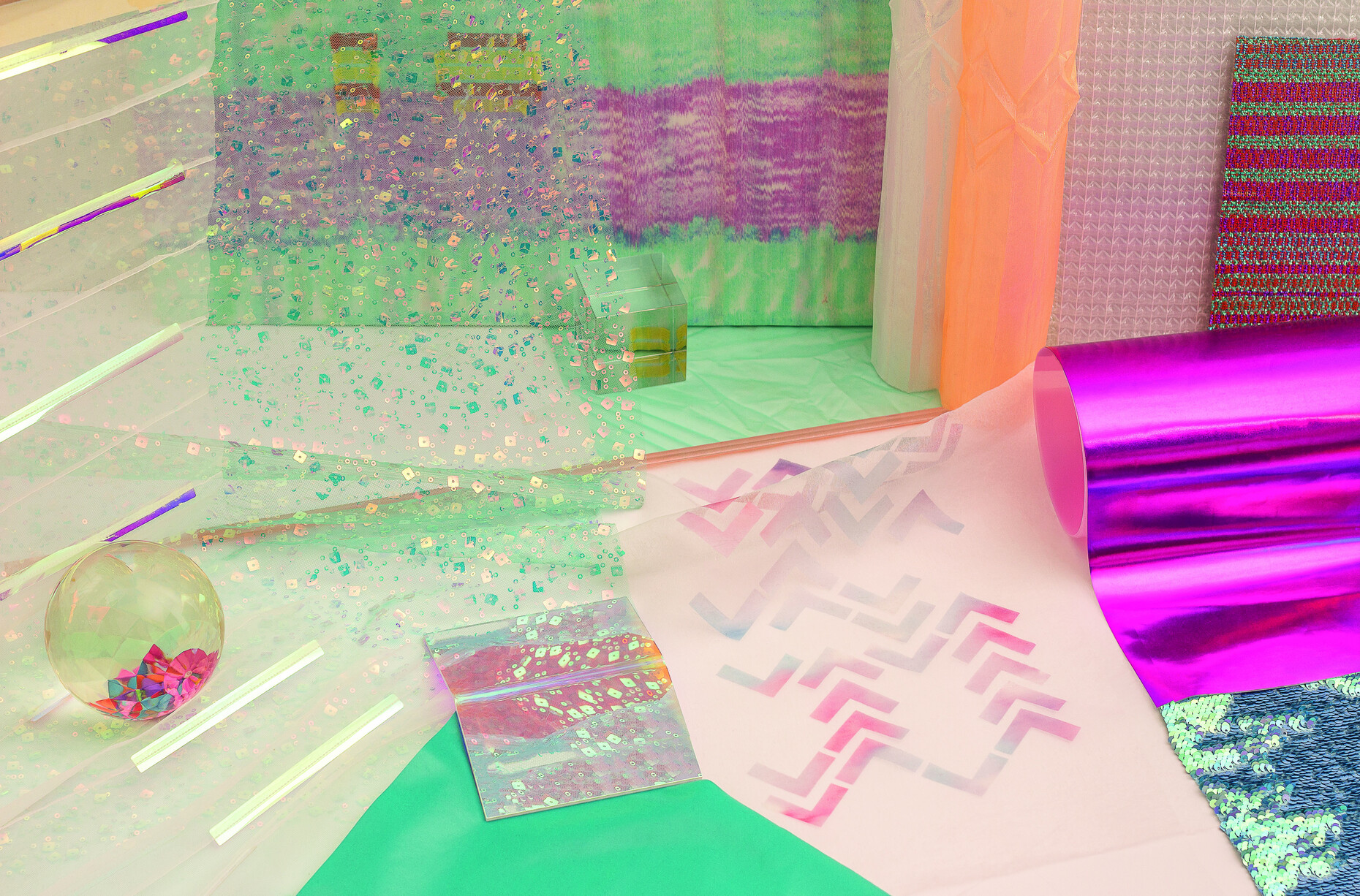 Schillerndes Spektrum: Folien und Stoffe von Dan Project und Felix Diener Studio.