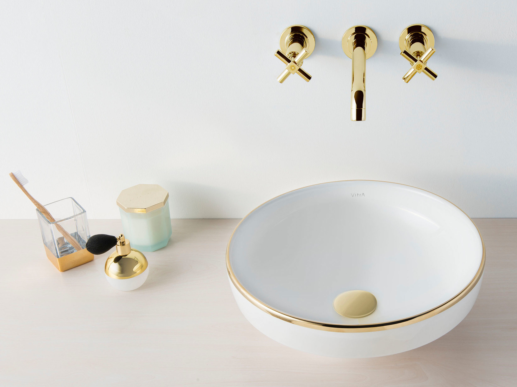 Goldrand: Das Waschbecken "Water Jewels" wurde von Matteo Thun für VitrA entworfen und ist auch mit Kupfer- und Platinumverzierung erhältlich.