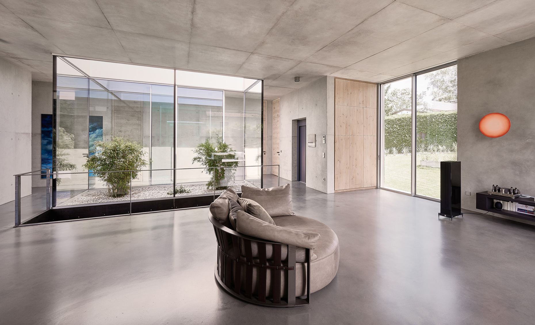 Eye-catcher: The reduced interior with the fair-faced screed and black linoleum floors provides an uncluttered view of the atrium with the cero windows.