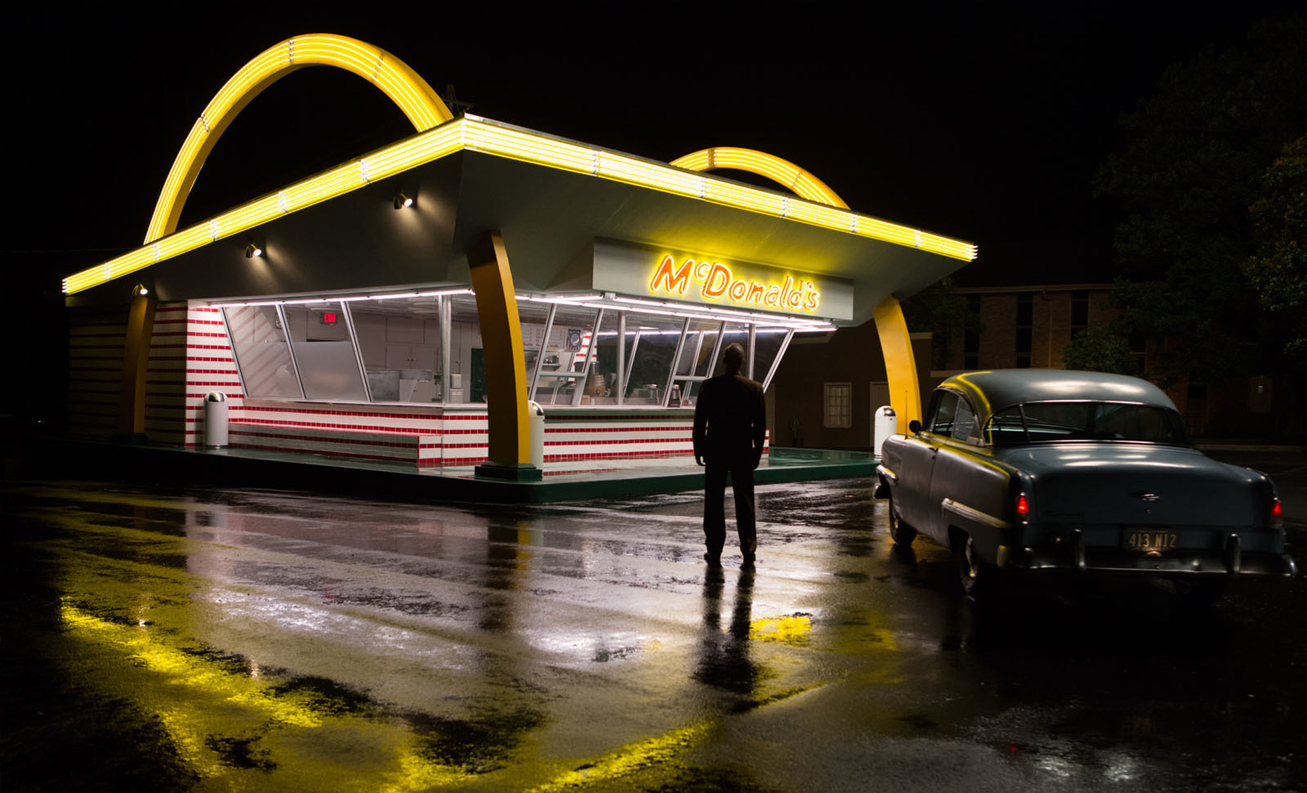 Michael Keaton als Ray Kroc vor einer frühen Version seiner Vision von McDonald's