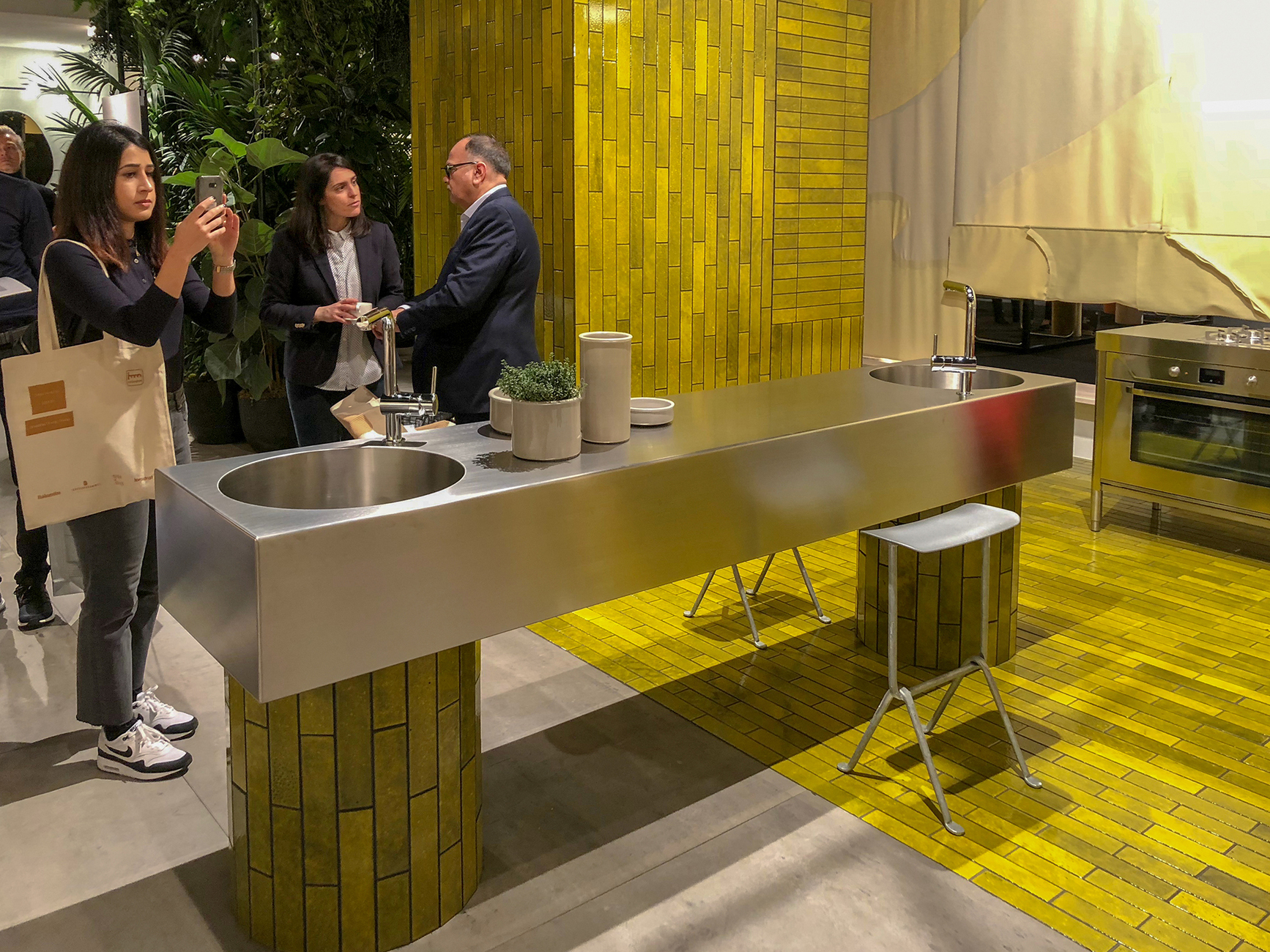 In their "house" at the imm cologne, Kate and Joel Booy designed the kitchen with elements from Alpes Knox and an armature from Grohe as the centre of a large all-encompassing space.