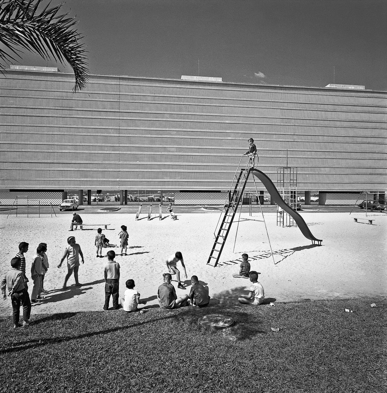 Kinderspielplatz, Wohnblock superquadra in Brasília, Oscar Niemeyer, Lucio Costa, Marcel Gautherot