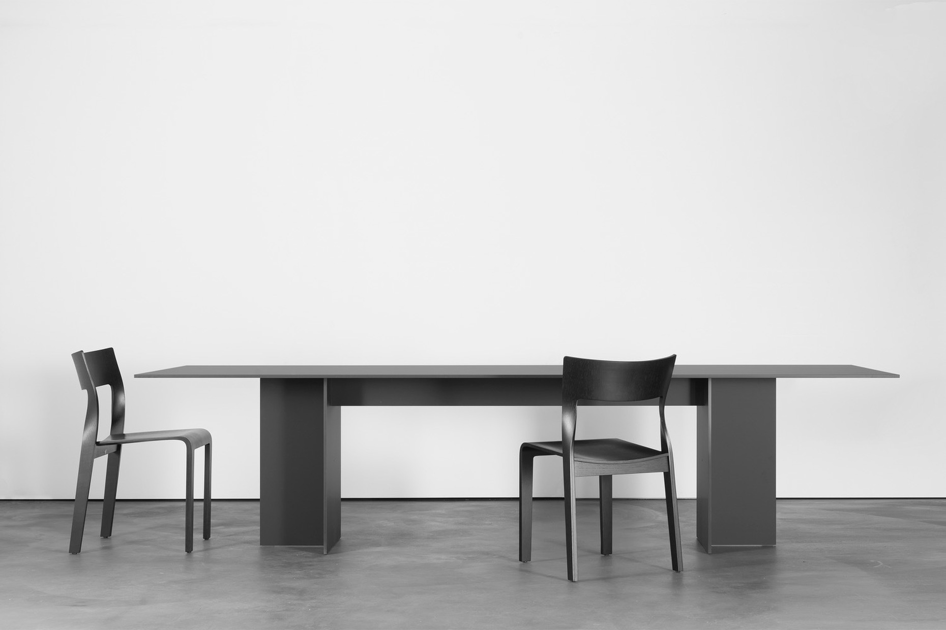 The table "mono" combines disciplined design with innovative materiality. It is completely made of FENIX NTM®, a high-strength material that nevertheless feels soft and supple.