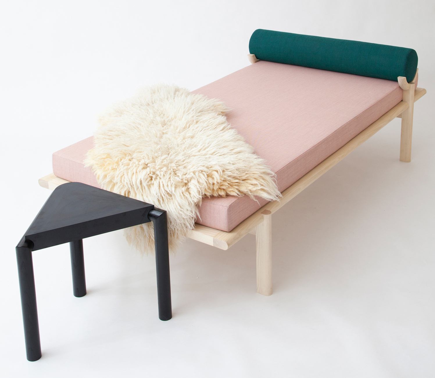 Ash Crescent Lounge und Troika Stool/Side Table