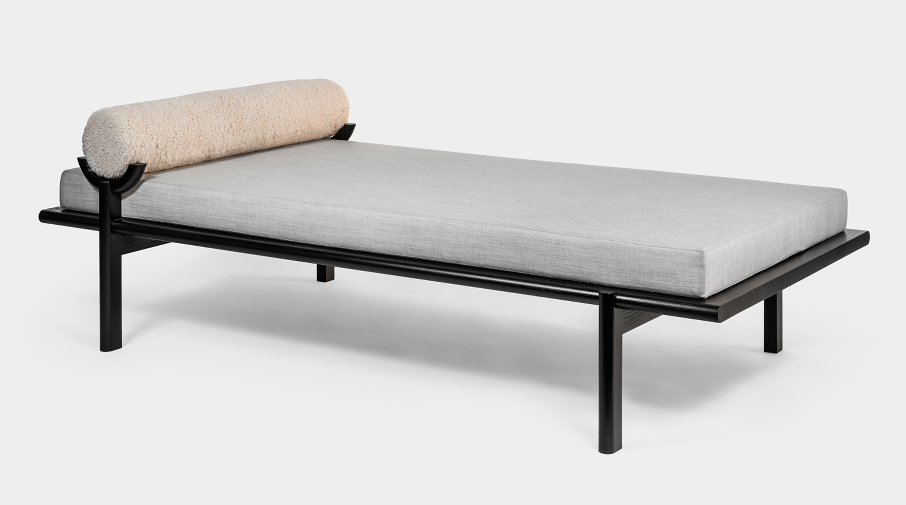 Grafische Details, wie die mondsichelförmige Kopfstütze bei der "Black Crescent Lounge", prägen den eigenwilligen Charakter der Kreationen von Vonnegut/Kraft.