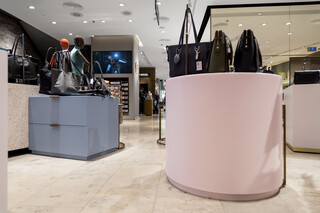 Ludwing Beck München 4401. Pink Light, 6702. Atlantic Blue, 8103. Iceberg White, 1100. Snow White  von  KRION