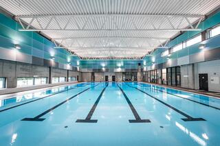 Wandverkleidung aus Lochblechen zur Geräuschpegelreduzierung, Schwimmhalle in Hundvåg  von  RMIG City Emotion