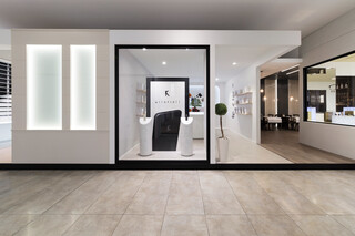 Showroom Electronica L105. Carrara Dark, 6301. Fruit, 6901 Black Metal  von  KRION