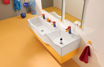 Geberit Bambini Spiel- und Waschlandschaft mit drei Waschplätzen