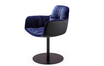 Leya armchair high with central leg