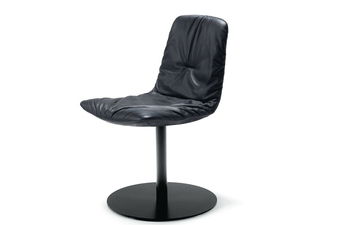 Leya chair with central leg