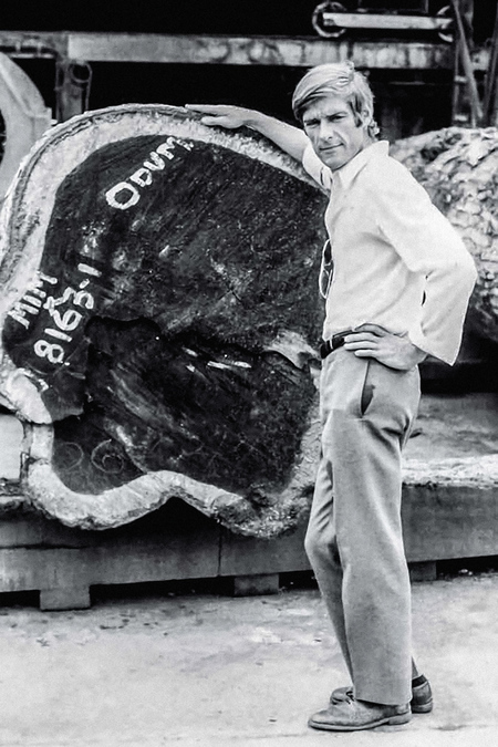 Unternehmensgründer Paul Wallevik an einem gefällten Teakstamm