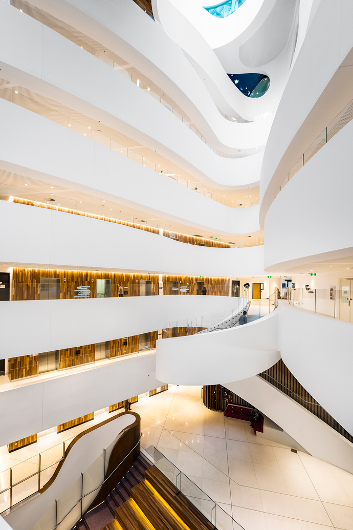 Weiße Rampe: Der schwungvolle, 130.000 Quadratmeter große Bau erinnert an das Guggenheim-Museum von Frank Lloyd Wright.