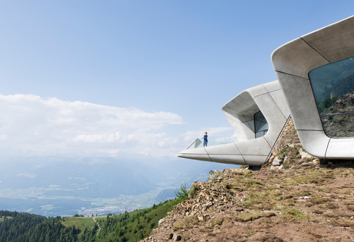 The MMM Corones is located at a height of 2,275 meters.