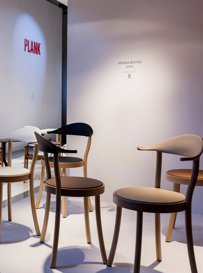 The "Monza Bistro Chair" by Konstantin Grcic for Plank is available in the colors black, white, caffelatte, caramel and terra brown.