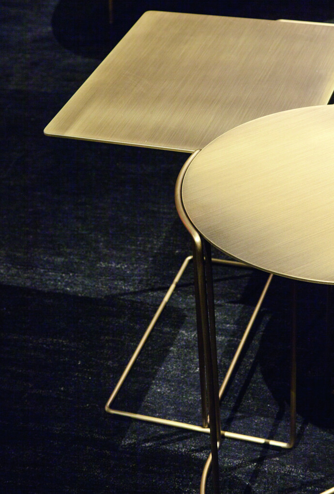 Metall muss nicht imrmer glänzen: Gebürstetes Messing ist aktuell besonders gefragt, etwa beim Beistelltisch „Oki“ von Walter Knoll.