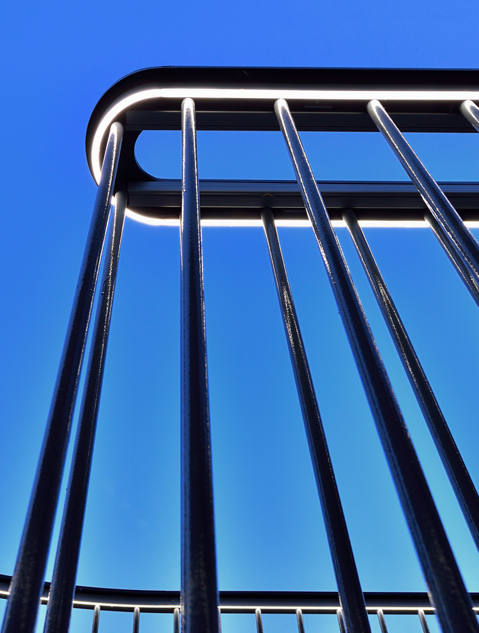 The climb over the delicate staircase construction to the medical faculty is worthwhile twice as the foyer decorates a large-scale painting by Roy Lichtenstein.