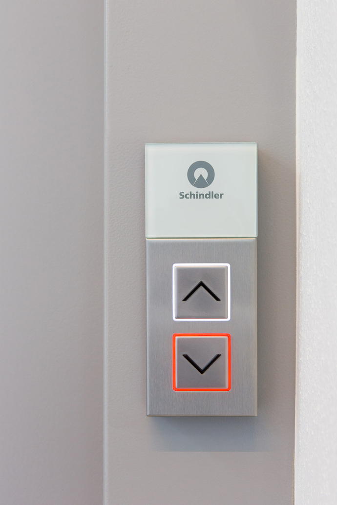All signs on environmentally friendly efficiency: The Schindler 5500 generates power by energy recovery.