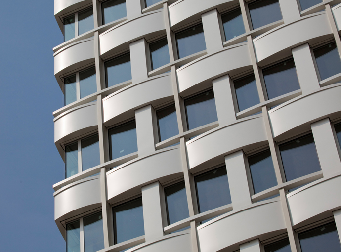 Für die Fassade des Agfa-Hochhauses wurden Brüstung, Pfeiler und Tragwerk von Hild und K als ineinander verwobene Bänder eines Gewebes aufgefasst.