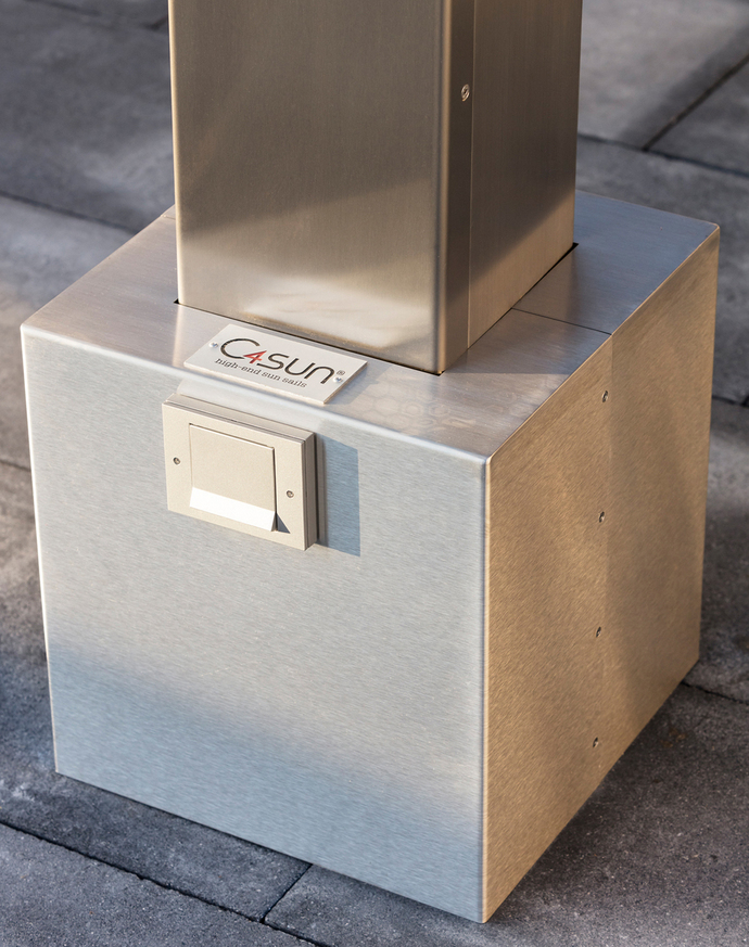 Multifunktional: Mit den "Mini-Cubes" von C4sun verfügen die Masten über ein integriertes Lautsprechersystem, Lichttechnik und Steckdosen.