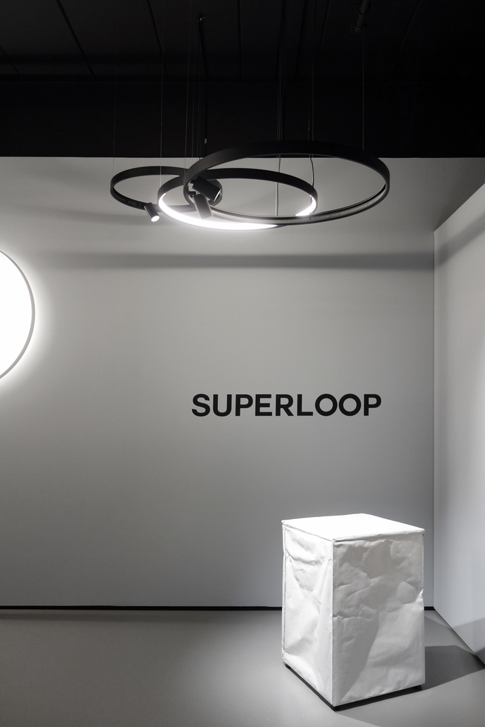 The circular or square luminaire "Superloop" with a seamless surface allows you to choose between the settings functional or decorative light.