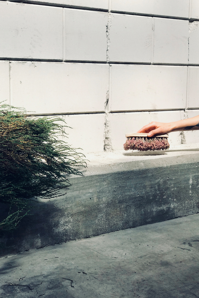 Salvo Caltabellotta verarbeitet Heidekraut zu Textilien.