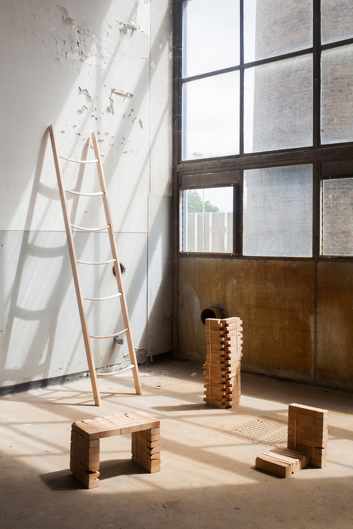 Das Holz der Dattelpalme verarbeitet Dan Porat in seinen Objekten.