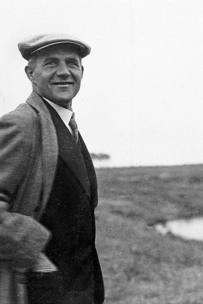 Hannes Meyer bei der Begehung des Baugeländes fuÌˆr die Bundesschule des ADGB in Bernau, 1928