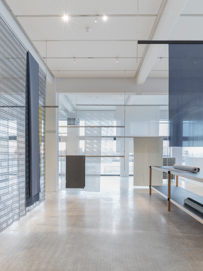 The showroom is intended to provide an ideal stage over the renouncement of color of the diverse textiles of Kvadrat.