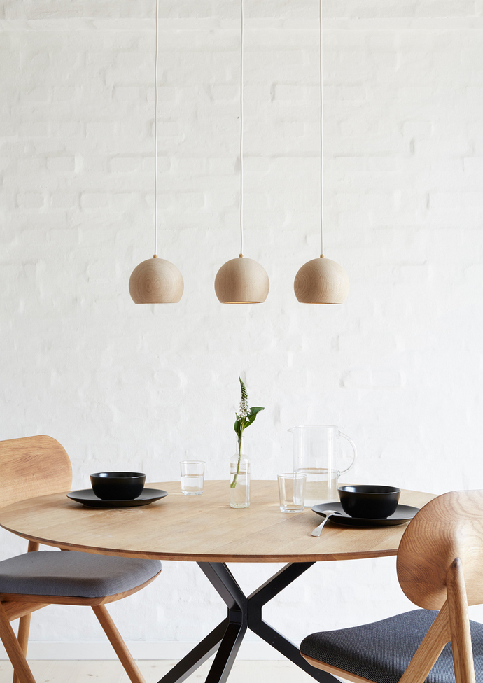 Die Kugelleuchte "Lune Pendel" von Designer Sverre Uhnger wird aus geöltem und geseiftem Eichenholz gefertigt.