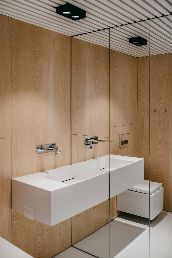 Badezimmer der kleinen Familienwohnung in Krakau
