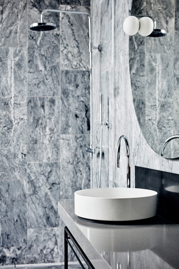 In the bathrooms fittings by Dornbracht were used.