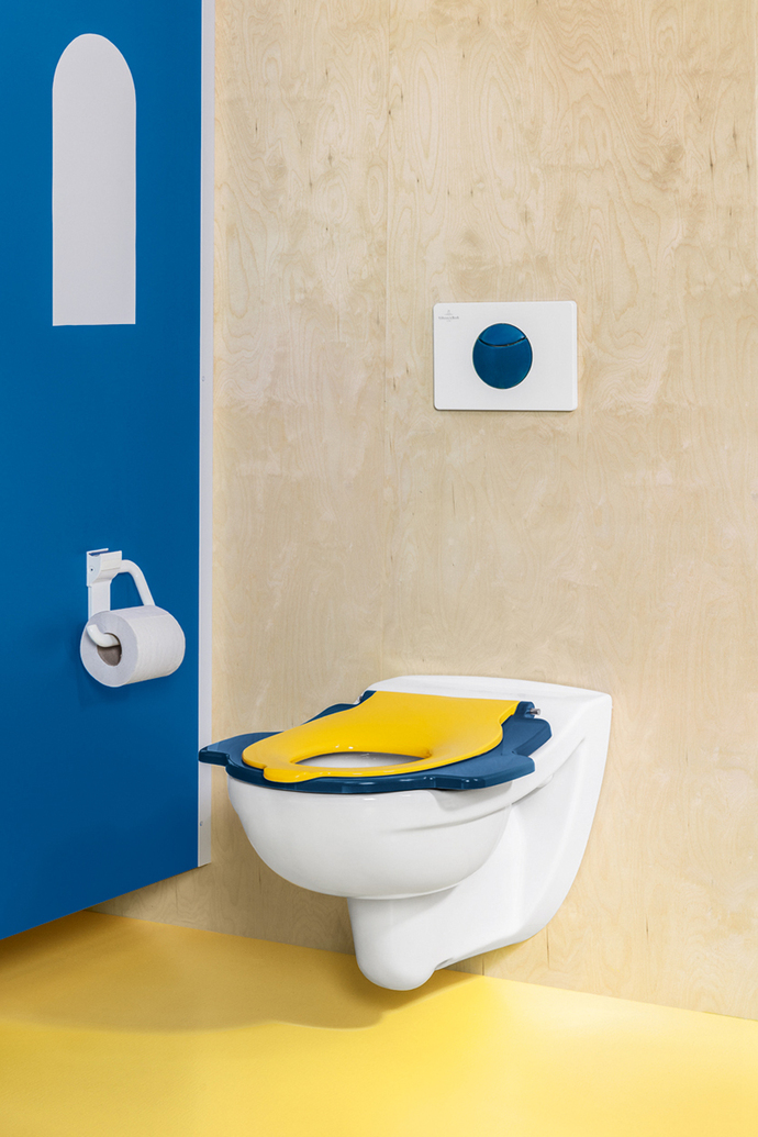 Depending on body size, an age-appropriate seat ring in red, blue or yellow can be selected for the WCs, which supports independence.