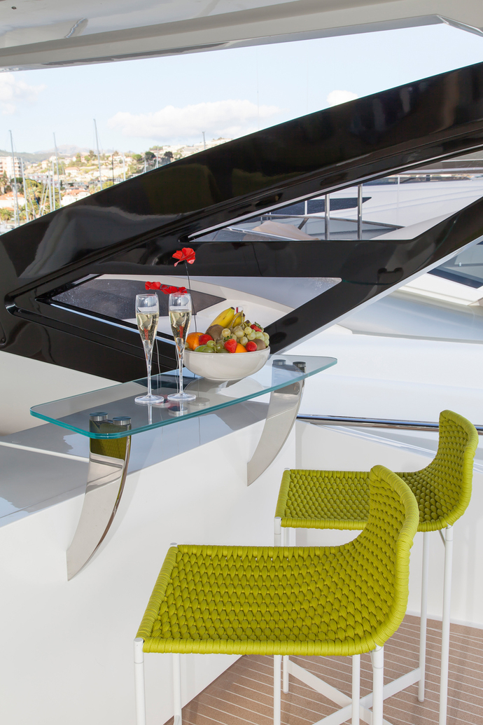 Mit knalligem Limettengrün setzt Paola Lenti das Deck der Yacht in Szene.