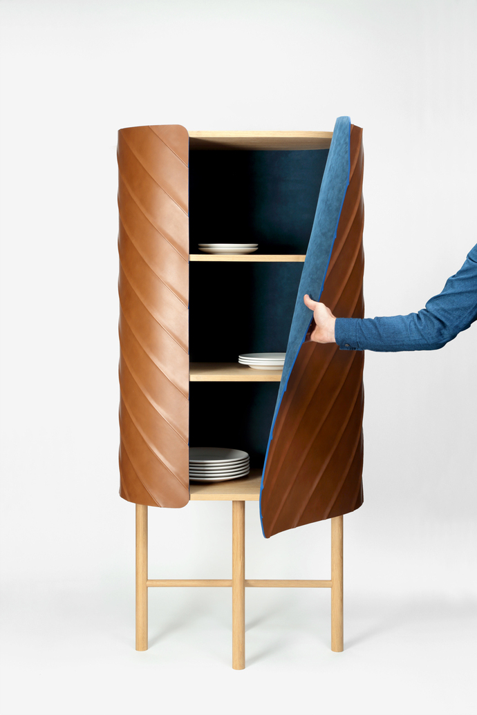 Wardrobe "Wallet": Flexible leather fronts can be opened and closed gently.