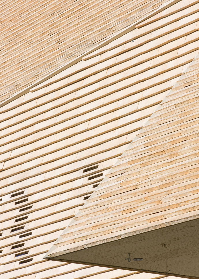 For the facade the architect used Petersen Tegl’s new brick product “Petersen Cover” in C71, a light-yellow color.