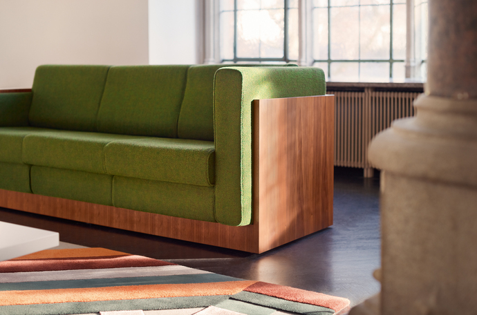 Wood and fabric: The "Alpha Seating Sofa" combines a solid body with soft woolen fabrics from Kvadrat.